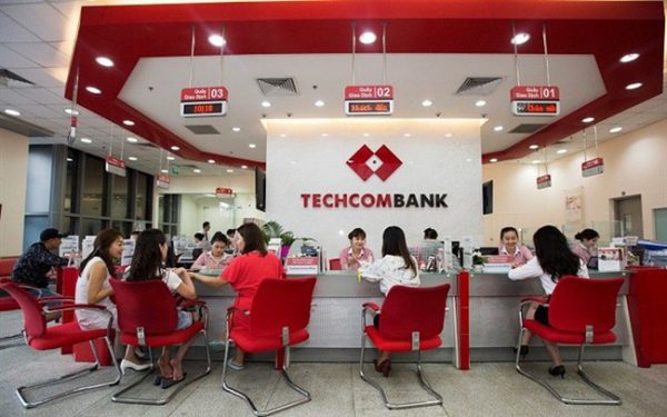 Kiểm tra số dư tài khoản Techcombank tại quầy giao dịch